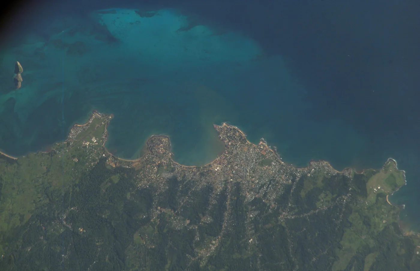 Die Nordküste der Insel São Tomé und die kleine Ilhéu das Cabras, aufgenommen von der Internationalen Raumstation